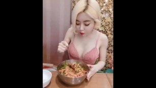 ASIAN GIRLS AND FOOD