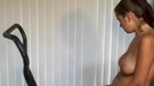 Amateur Pussy Workout Babe in Gym